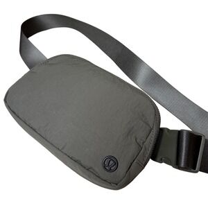 Lululemon Everywhere Belt Bag 1L Armory